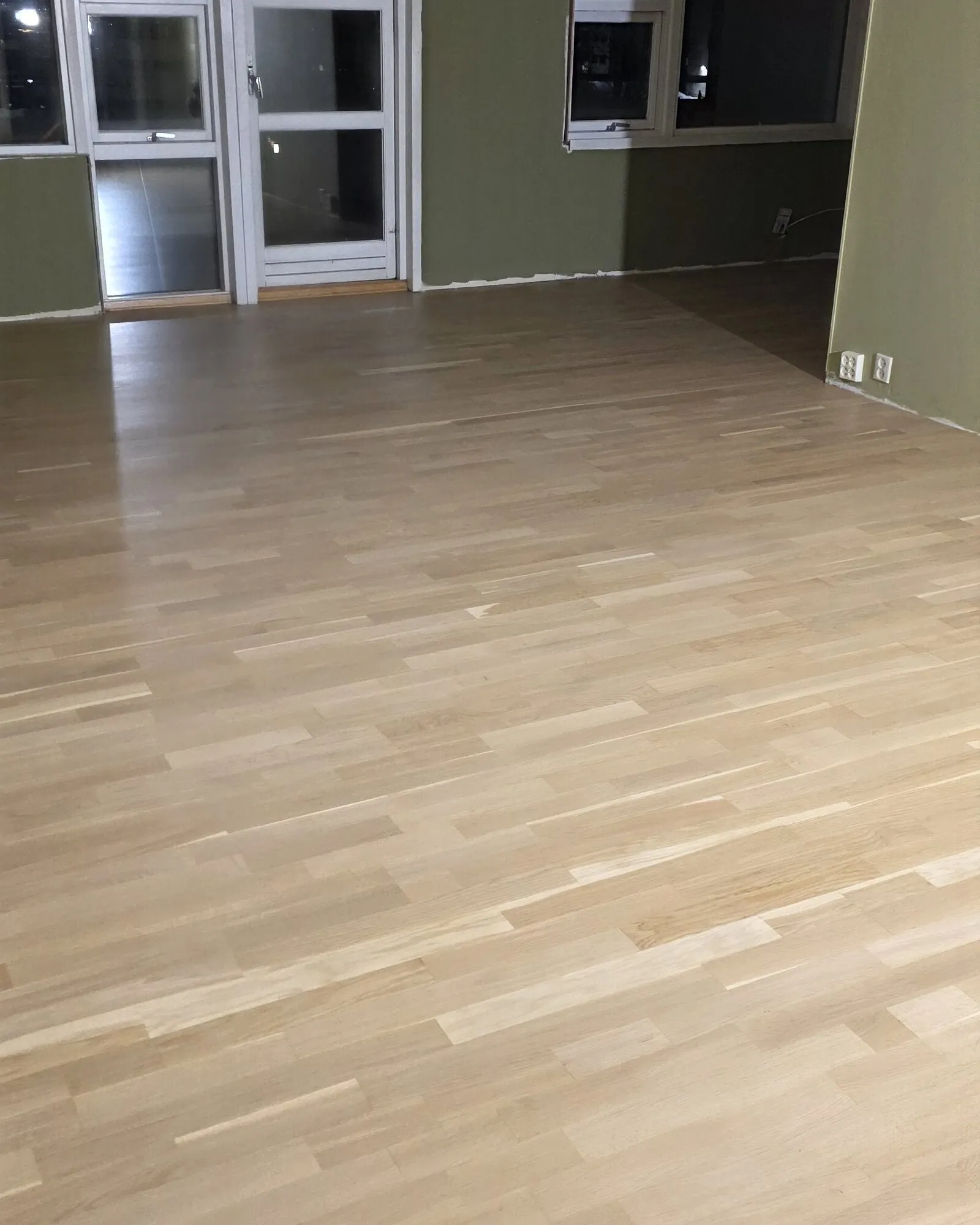 Parketten sett mot vinduene i det andre rommet