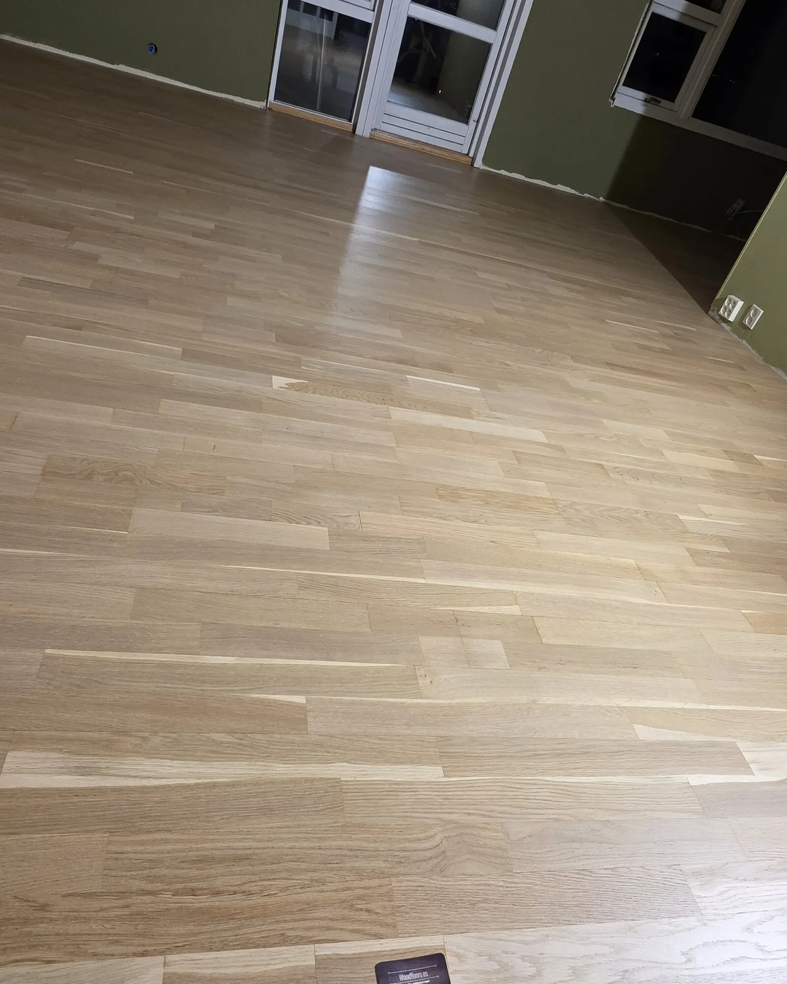 Dagslys over den nylakkerte parketten