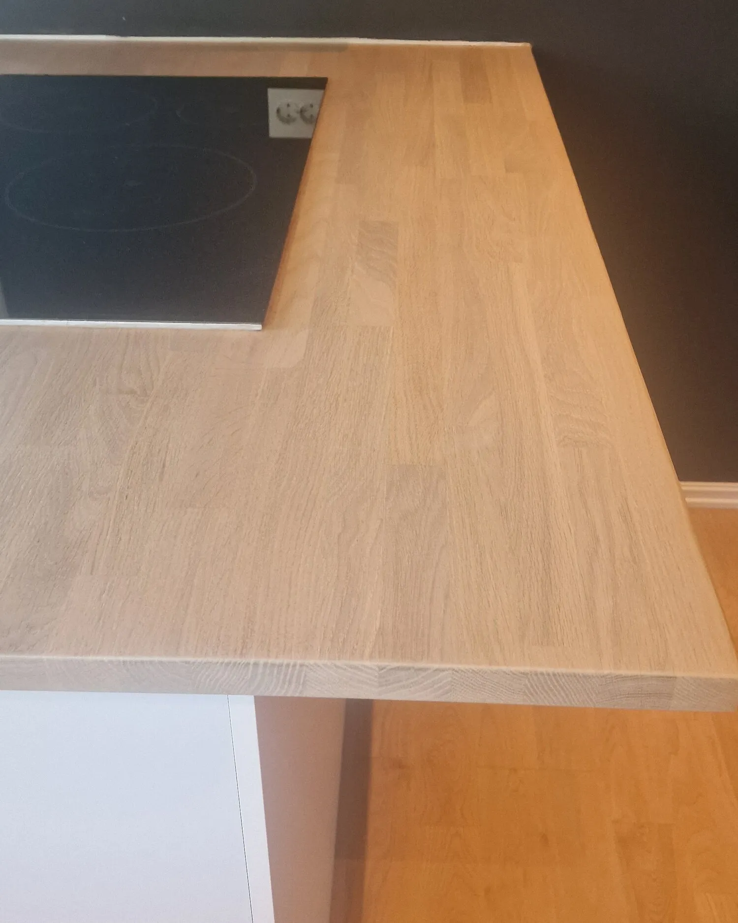 Benkeplate i massiv eik langs kjøkkenveggen